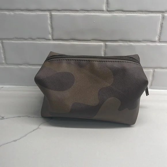 😎 FINAL PRICE 😎 Stella & Dot Pouf in Camo Print - Picture 2 of 4